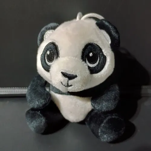 Este urso panda de pelúcia parece ser um brinquedo da coleção Kinder Natoons.
