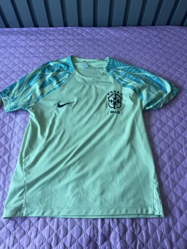 Camisa Nike Brasil Strike (Treino/Pré-jogo) da Seleção Brasileira da temporada 2022/2023