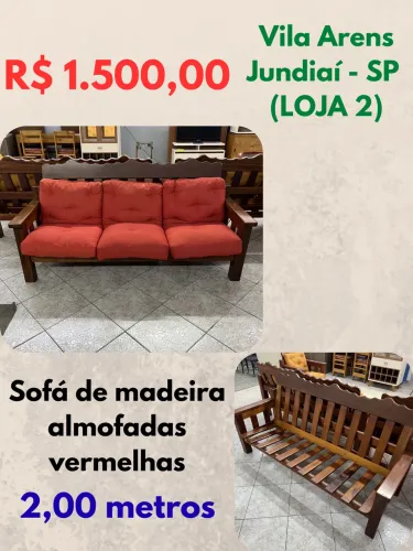 Sofá de madeira com almofadas vermelhas