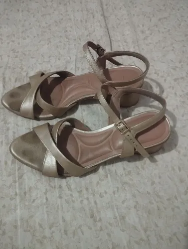 Estou vendendo uma sandália número 38 condições boa