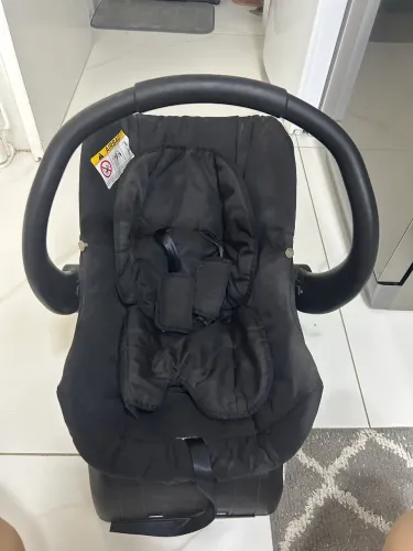 Carrinho de bebê mais bebê conforto já c base para o carro