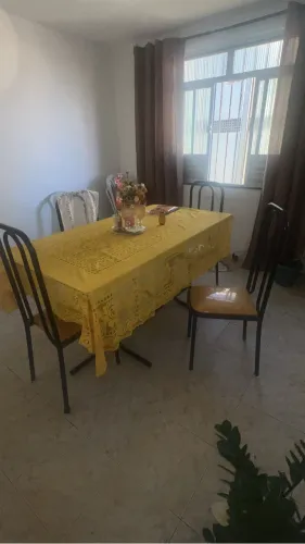 Vendo mesa com 4 cadeiras