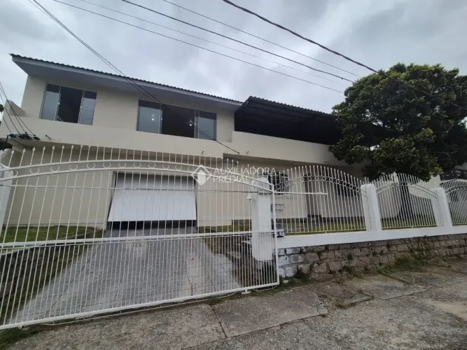 Casa de 4 dormitórios à venda próximo a ELETROSUL-Pantanal - Florianópolis