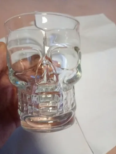 Vendo uma caneca de vidro nova CAVEIRA top. Entrego 