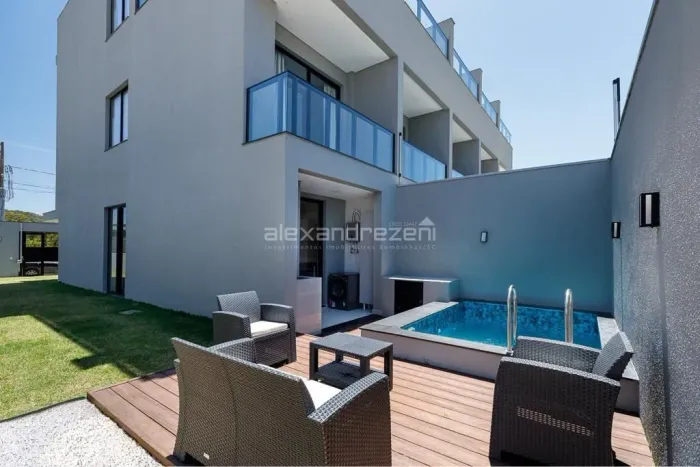 Triplex 3 Suítes Piscina e Jardim