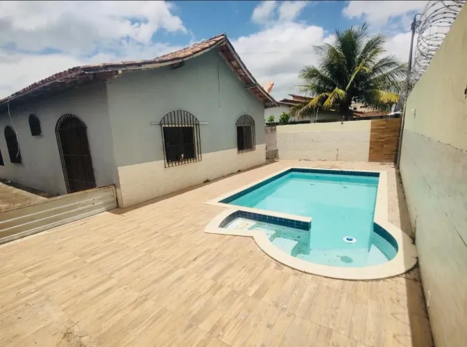 CASA COM PISCINA - BAIRRO OURO VERDE<br>
