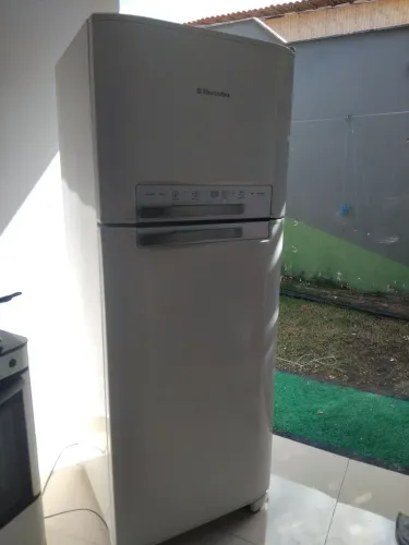 VENDO UMA GELADEIRA ELETROLUX DFN 49/402L COM DEFETO/SO TA ESFRIANDO
