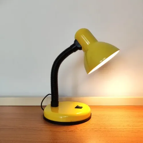 luminária de mesa articulada amarelo