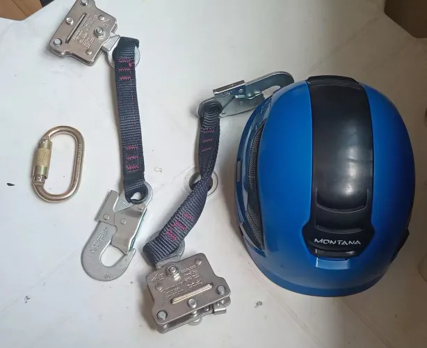 Equipamento segurança, talabarte, capacete para rapel.