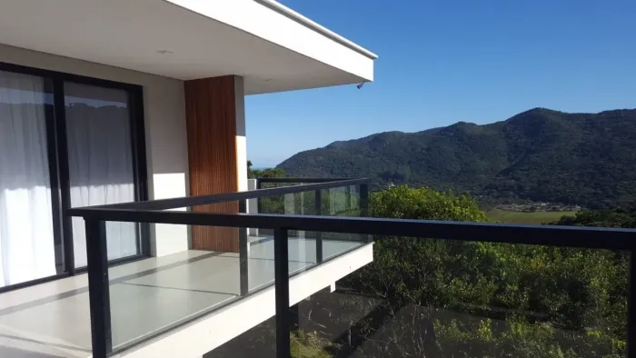 Casa residencial à venda no bairro Pântano do Sul com 158 m² e 1 quarto disponível.
