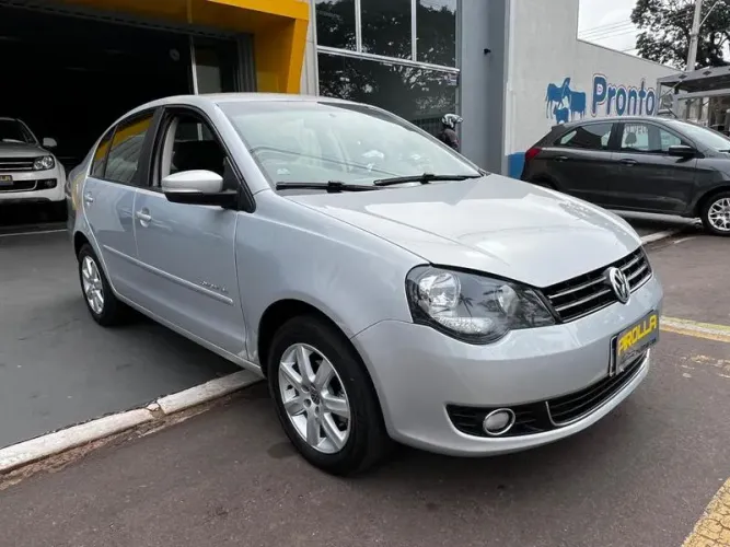 Volkswagen Polo Sedan 1.6 MI 101cv 8V 4P 2013