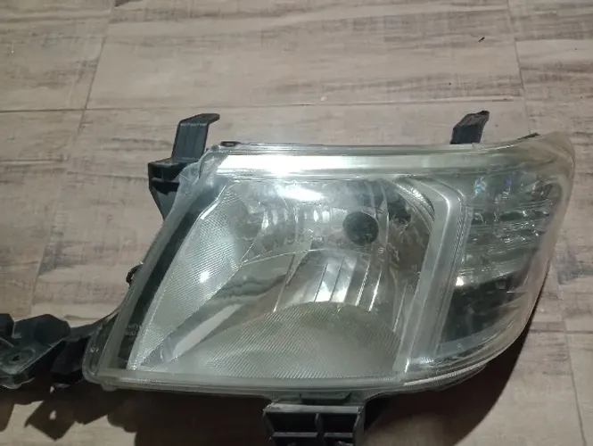 Farol da Hilux 2013 em perfeito estado