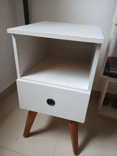 Vendo uma mesinha de cabeceira ou de apoio 