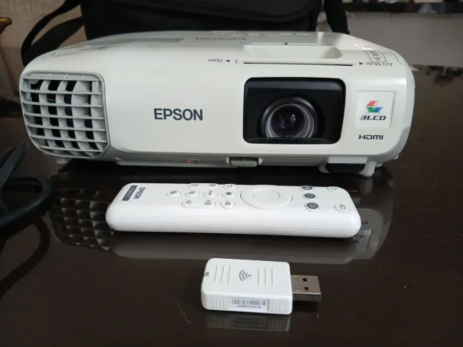 Projetor Epson com adaptador wireless e controle 
