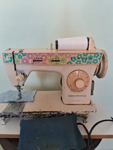 Vendo máquina de costura singer em perfeito estado de funcionamento...