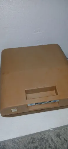 Máquina de escrever antiga em excelentes condições. Marca/modelo Remington 25.