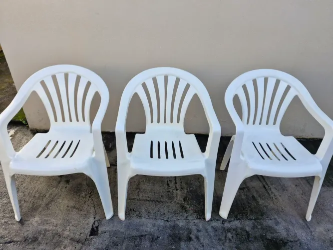 03 Cadeiras de Plástico