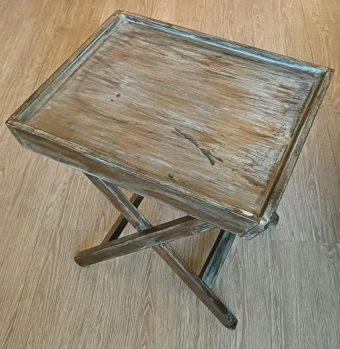 Mesinha auxiliar desmontável em patina