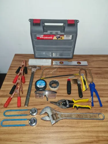 Ferramentas com Maleta Chave Inglesa Martelo Alicate Nível Cadeado Etc