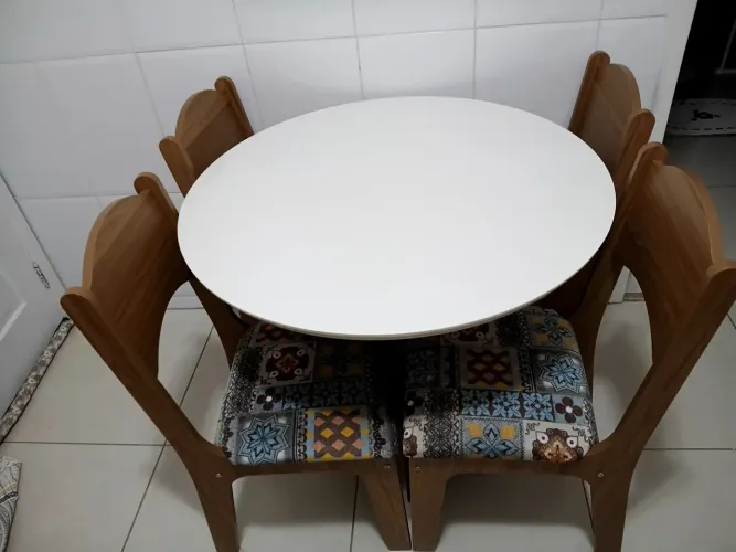 Mesa em madeira tampo superior em acabamento laqueado 90cm , tecido impermeabilizado.