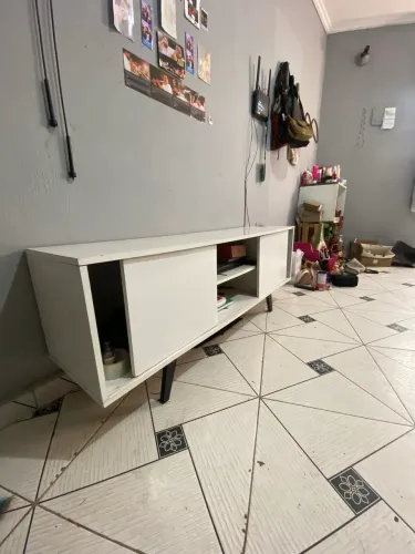Rack para sala com três compartimentos e portas de correr