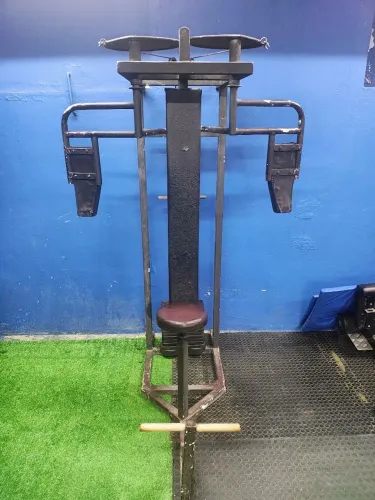 Peck deck musculação 