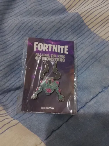 Fortnite - Pin do Rei da Tempestade edição limitada 2019 (COLECIONÁVEL) nunca aberto