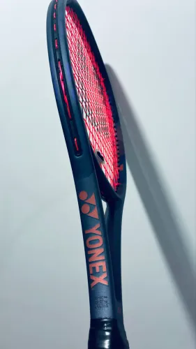 YONEX PERCEPT 100D. L3. 305 gramas 18/19