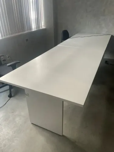 Mesa de reunião branca