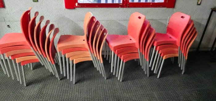 Cadeiras empilháveis resistentes 200kg - Centro RJ (Cinelândia)