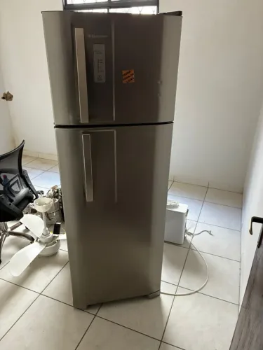 Geladeira Electrolux 310 L Prata - Semi Nova