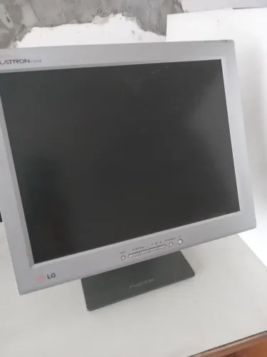 Monitor LG Flatron 15 polegadas no estado.  Não está ligando