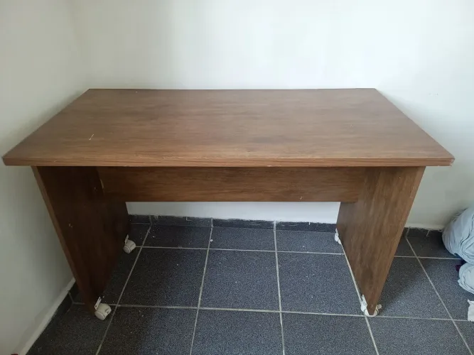 Mesa e cadeiras de escritório 