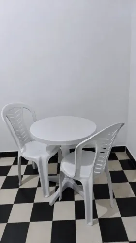 Mesa de plástico redonda (pequena) com 2 cadeiras plásticas