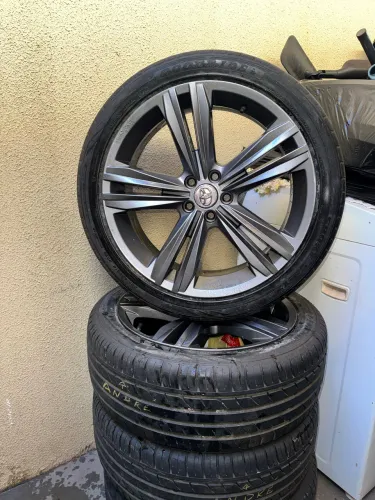 Rodas aro 18 5 furos (Pneus ótimos)
