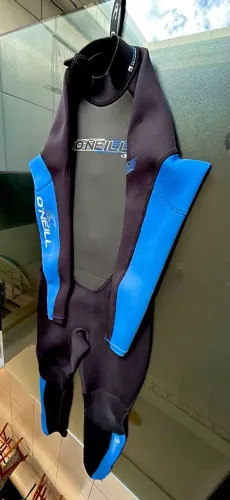 Roupa de borracha nova /nunca saiu do armário.