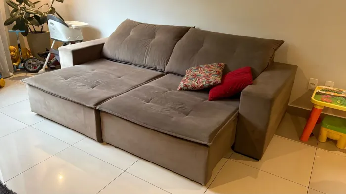 Vendo sofá retrátil e reclinável, 4 lugares espaçoso e confortável.
