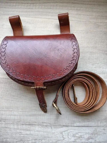 Bolsa e cinto com estilo medieval