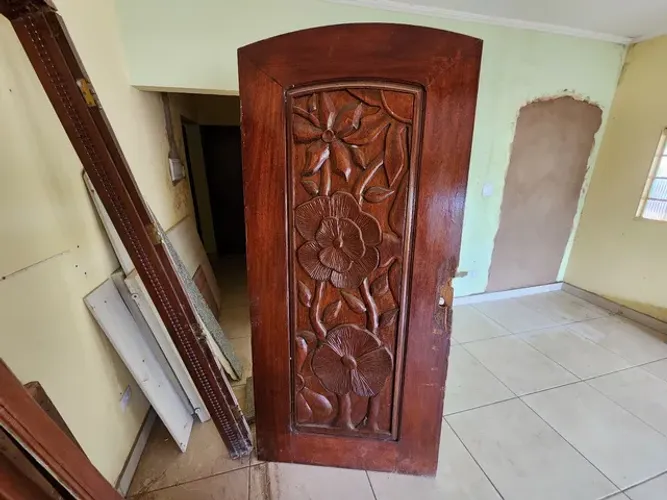Porta de madeira maciça entalhada com portal e arco anos 80 troco