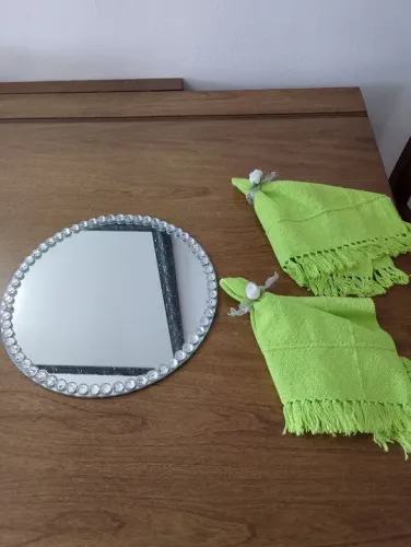BANDEJA ESPELHADA E DOIS GUARDANAPOS, TUDO SEM USO 