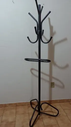 Cabideiro de chão preto reforçado 