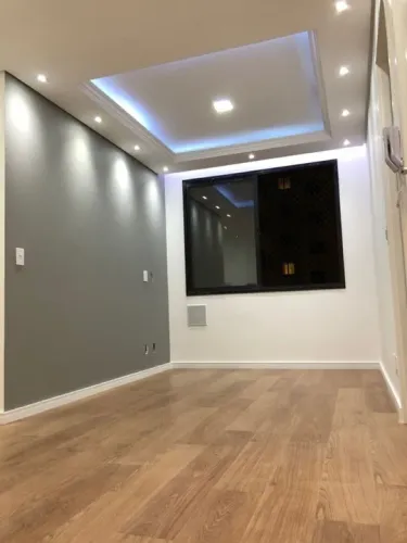Teto decorado com sanca e iluminação