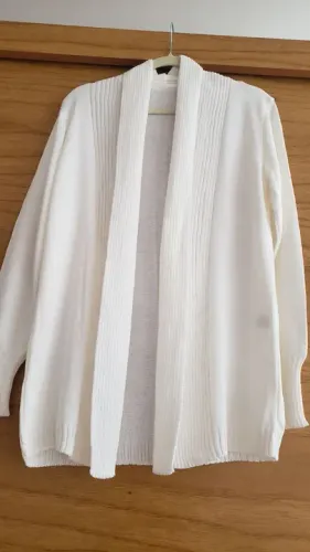 Casaco branco, longline, frente aberta, gola elegante.