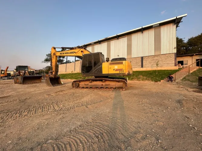Escavadeira New Holland E215 2018