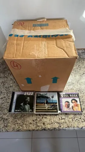 Caixa com 100 CDs originais, diversos gêneros musicais