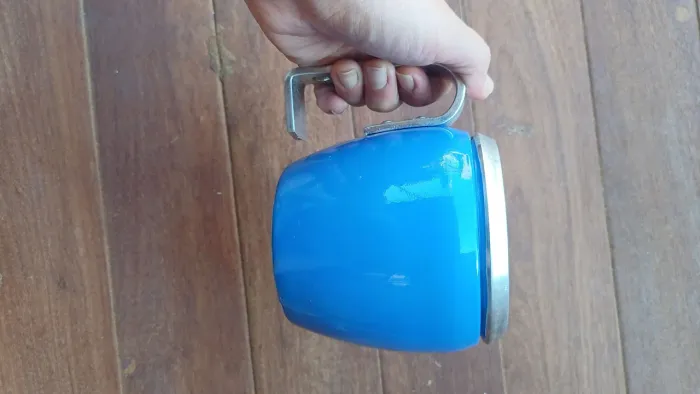 Caneca de metal azul