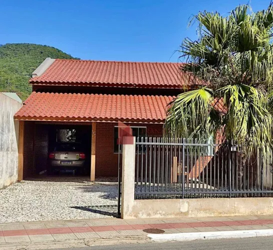 VENDO: Casa SEMI-IMOBILIADA com 2 dormitórios sendo 1 suíte, com 110 m² - Fazenda - Itajaí