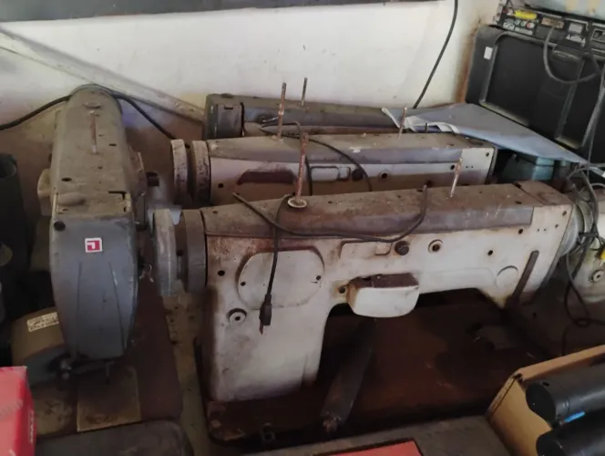 Máquina de costura retirada de peças