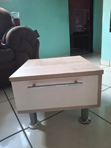 Mesa de cabeceira compacta com gaveta USADA