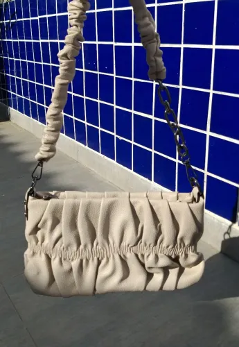 Bolsa de Ombro Bege com Detalhes Franzidos